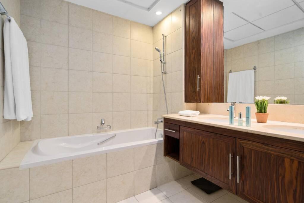 Spectacular Burj & Fountain View - Luxurious 3 Bedrooms & Maids Room - The Residences Dubái Exterior foto